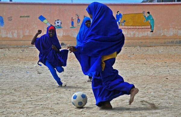 Học sinh Somalia chơi bóng đá - Sputnik Việt Nam