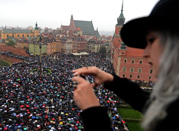 Những người phụ nữ biểu tình chống phá thai  trên quảng trường ở Warsawa, Ba Lan - Sputnik Việt Nam