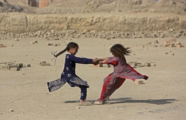 Những bé gái Afghanistan  đang chơi trên  đường phố ở thủ đô Kabul, Afghanistan - Sputnik Việt Nam