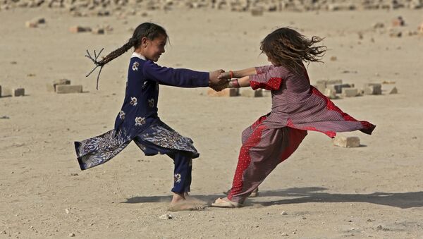 Những bé gái Afghanistan  đang chơi trên  đường phố ở thủ đô Kabul, Afghanistan - Sputnik Việt Nam