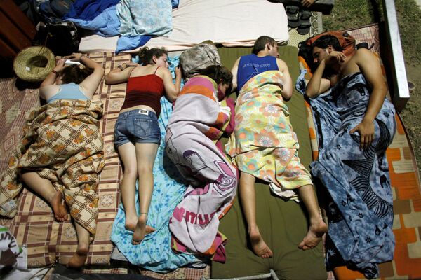 Những người trẻ tuổi đang ngủ trên đường phố chính ở Tel Aviv trong cuộc  biểu tình phản đối giá cả tăng cao ở Israel - Sputnik Việt Nam