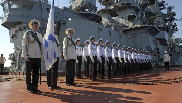 Các thủy thủ tàu tuần dương tên lửa hạt nhân hạng nặng Peter Đại đế tại buổi đón đoàn đại biểu chính thức ở thành phố cảng Tartus, Syria. - Sputnik Việt Nam