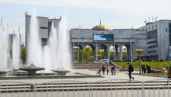 Фонтаны на площади Ала-Тоо перед зданием Агропрома в Бишкеке - Sputnik Việt Nam