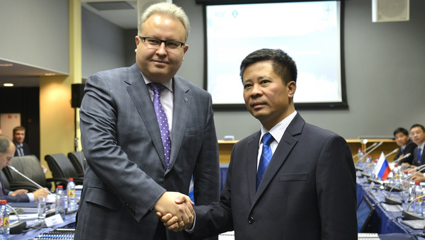 Chủ tịch Hội đồng quản trị FSK EES Andrei Murov với  Chủ tịch HĐQT EVNNPT Đặng Phan Tường - Sputnik Việt Nam
