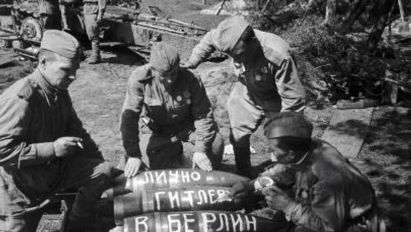 Những người lính Liên Xô đề trên các viên đạn: Gửi riêng cho Hitler, Tiến vào Berlin, Tiến vào Quốc hội Đức - Sputnik Việt Nam