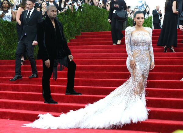Ngôi sao truyền hình thực tế Mỹ Kim Kardashian cùng ca sĩ Kanye West tại Costume Institute Ball ở New York - Sputnik Việt Nam