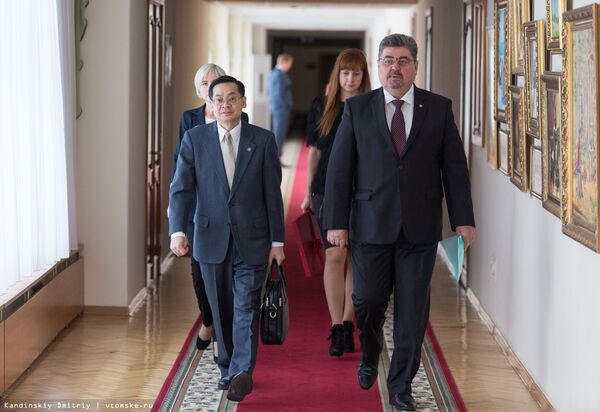 Thống đốc tỉnh Tomsk, ông Sergey Zhvachkin đã có buổi gặp và làm việc với Tổng lãnh sự Việt Nam tại Ekaterinburg ông Vũ Huy Mừng. Thống đốc tỉnh Tomsk, ông Sergey Zhvachkin đã có buổi gặp và làm việc với Tổng lãnh sự Việt Nam tại Ekaterinburg ông Vũ Huy Mừng. - Sputnik Việt Nam