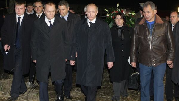 Ông Tusk đã dành buổi tối ngày 10 tháng Tư năm 2010 để đàm phán với Vladimir Putin, lúc đó là Thủ tướng, và sau đó với Tổng thống Dmitry Medvedev và Bộ trưởng Bộ tình trạng khẩn cấp Sergei Shoigu - Sputnik Việt Nam