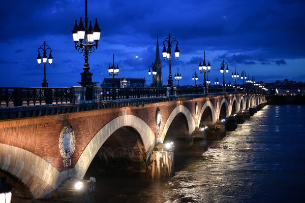 Cầu Peter  qua sông Garonne ở Bordeaux - Sputnik Việt Nam