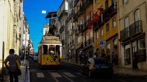 Tàu điện trên đường phố ở Lisbon, Bồ Đào Nha - Sputnik Việt Nam