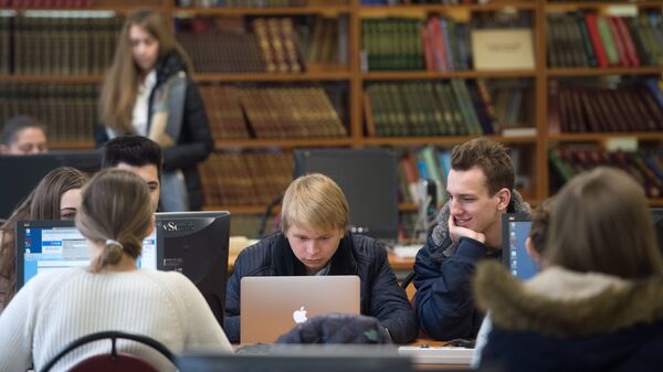 Студенты в библиотеке национального исследовательского ядерного университета МИФИ в Москве - Sputnik Việt Nam