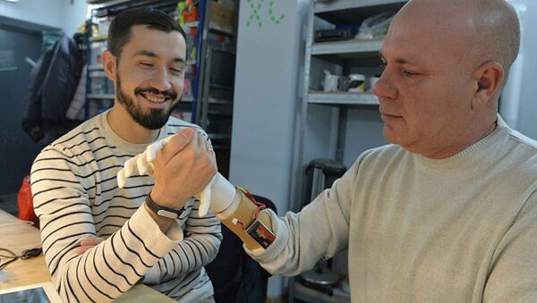 Người chế tạo bàn tay giả, lập trình viên Oleg Galtsev và cha của anh - Sputnik Việt Nam