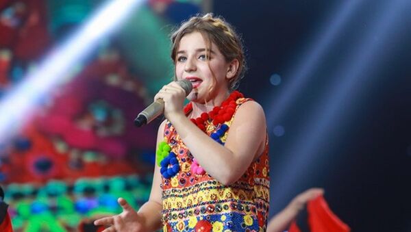 Cô bé người Nga Milana được giao trọng trách mở màn bằng bài hát “Ô mê ly” - Sputnik Việt Nam
