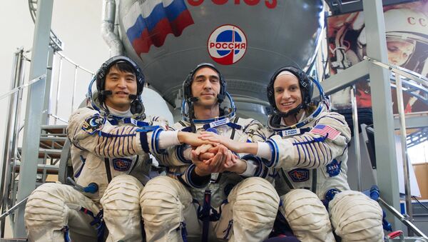 Phi hành đoàn ISS Anatoly Ivanishin (Nga), Takuya Onishi (Nhật Bản) và Kathleen Rubins (Mỹ) - Sputnik Việt Nam