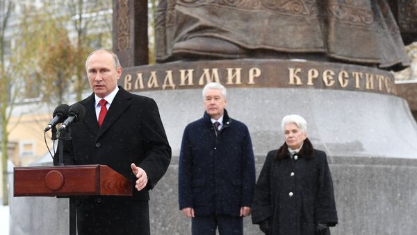 Tổng thống Vladimir Putin khánh thành đài tưởng niệm Quận vương Vladimir trên quảng trường Borovitskaya. - Sputnik Việt Nam