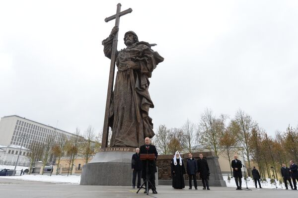 Tổng thống Vladimir Putin khánh thành đài tưởng niệm Quận vương Vladimir trên quảng trường Borovitskaya. Tổng thống Vladimir Putin khánh thành đài tưởng niệm Quận vương Vladimir trên quảng trường Borovitskaya. - Sputnik Việt Nam