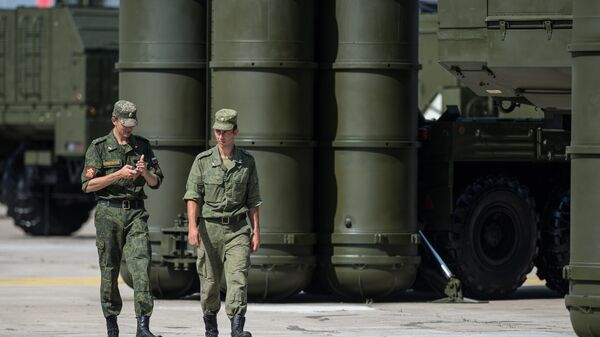 Các chiến sĩ bên hệ thống tên lửa phòng không S-300 - Sputnik Việt Nam