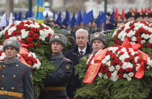 Thị trưởng Matxcơva Sergei Sobyanin đặt vòng hoa tại Mộ Chiến sĩ Vô danh trong Vườn Alexandrov - Sputnik Việt Nam