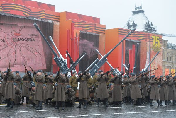 Diễu hành kỉ niệm lần thứ 75 cuộc duyệt binh lịch sử năm 1941 trên Quảng trường Đỏ - Sputnik Việt Nam