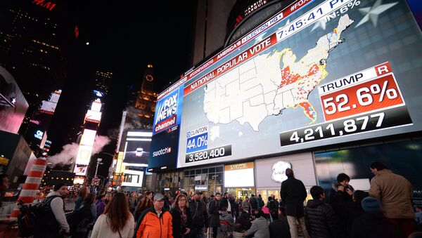 Người thành phố tụ tập trước màn hình hiển thị kết quả kiểm phiếu trên Quảng trường Thời đại ở New York. - Sputnik Việt Nam