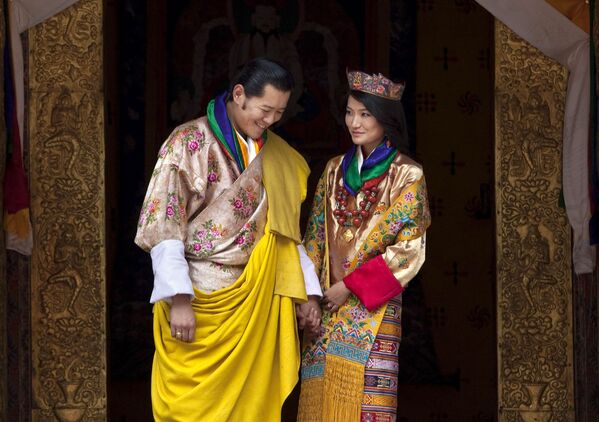 Vua Bhutan Jigme Khesar Namgyel Wangchuck và vợ Jetsun Pema trong lễ cưới - Sputnik Việt Nam