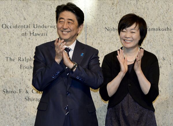 Thủ tướng Nhật Bản Shinzo Abe và vợ Akie - Sputnik Việt Nam