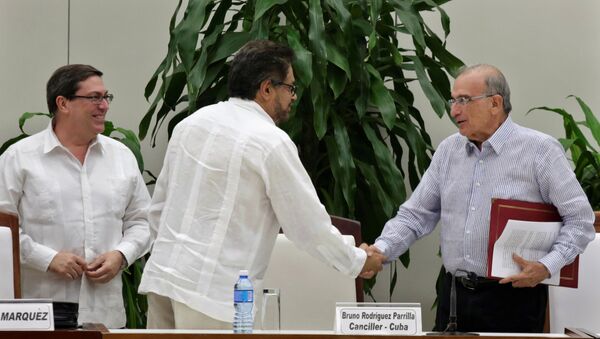Представитель Революционных вооруженных сил Колумбии Иван Маркес и представитель правительства Колумбии Умберто де ла Калье на подписании соглашения в Гаване - Sputnik Việt Nam