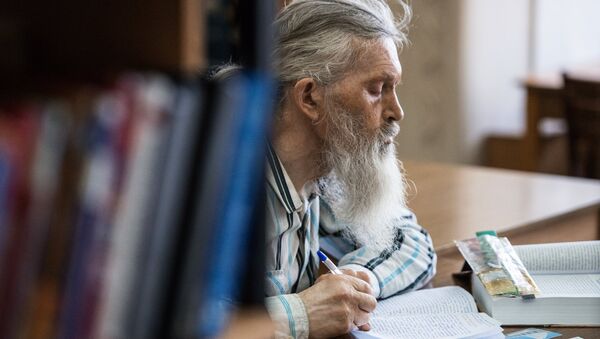 Một người luống tuổi trong thư viện - Sputnik Việt Nam