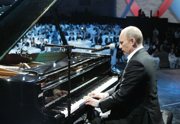 Thủ tướng Nga Vladimir Putin chơi piano trong một buổi hòa nhạc từ thiện tại Cung  điện băng Ice Palace ở St. Petersburg - Sputnik Việt Nam