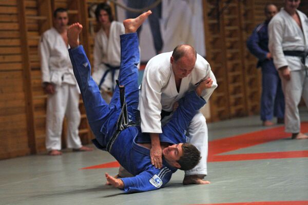 Tổng thống Vladimir Putin biểu diễn một thế võ judo - Sputnik Việt Nam