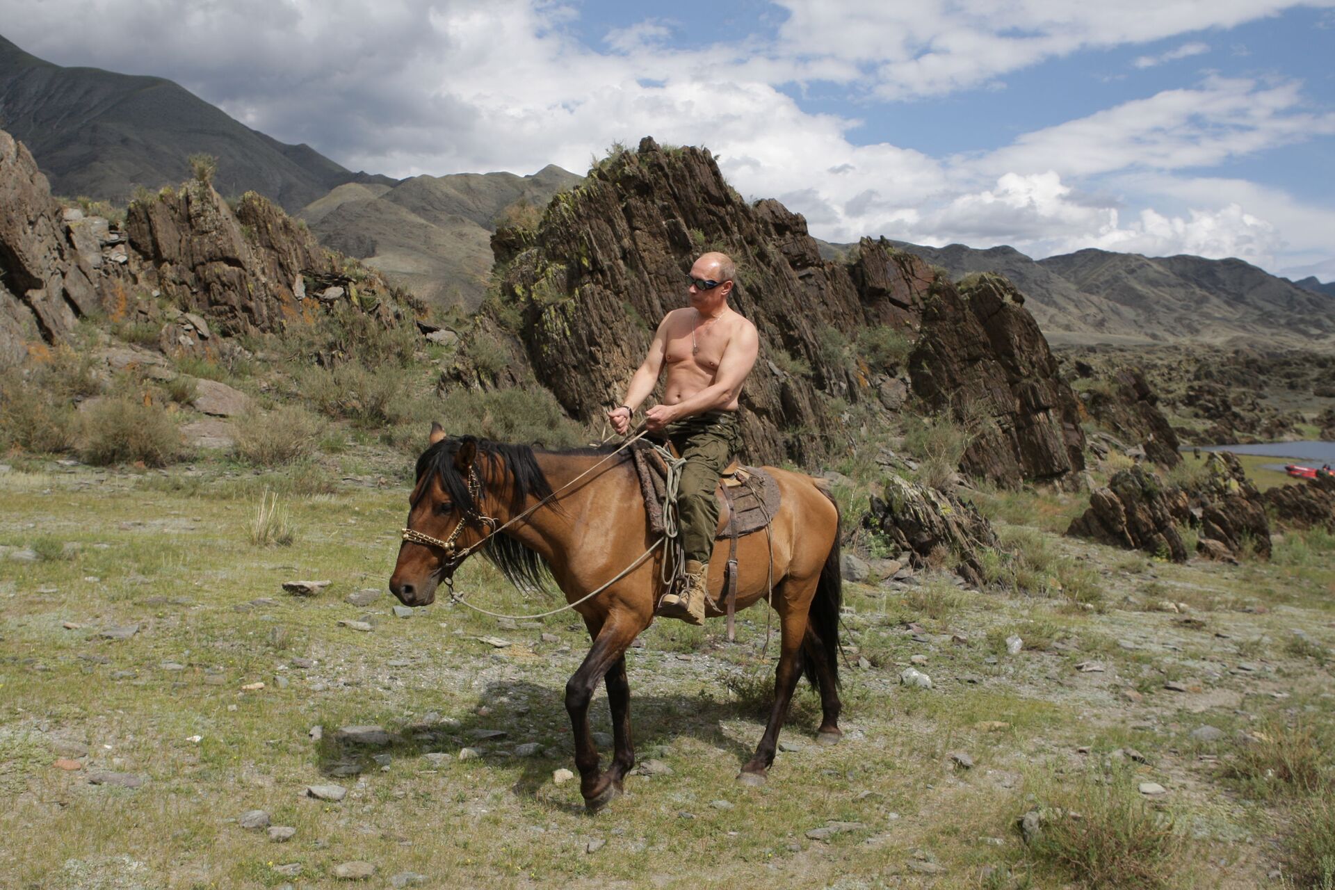 Vladimir Putin cưỡi ngựa trong mộtk kỳ nghỉ tại nước Cộng hòa Tyva. - Sputnik Việt Nam, 1920, 27.06.2022