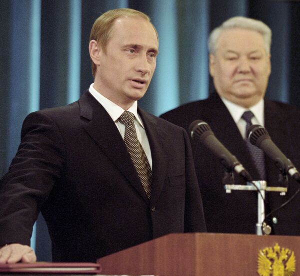 Ông Vladimir Putin (trái) đọc lời tuyên thệ của Tổng thống Liên bang Nga. Bên phải - Tổng thống đầu tiên của Nga, ông Boris Yeltsin. - Sputnik Việt Nam