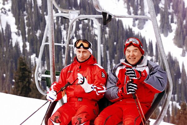 Hai tổng thống Nga và Kazakhstan, ông Vladimir Putin và ông Nursultan Nazarbayev trong ngày nghỉ tại khu nghỉ mát trượt tuyết núi Chimbulak ở Kazakhstan sau khi hội nghị thượng đỉnh không chính thức các nước SNG kết thúc. - Sputnik Việt Nam