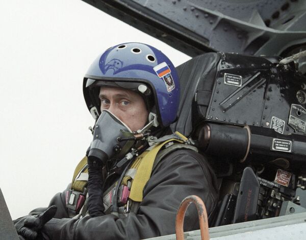 Vladimir Putin trong buồng lái của tiêm kích cơ đánh chặn Su-27 - Sputnik Việt Nam