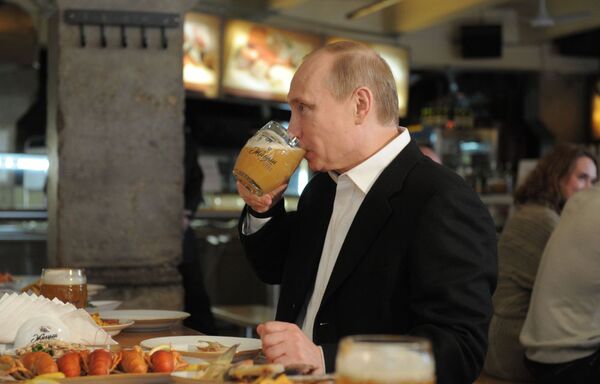 Thủ tướng Nga Vladimir Putin trong chuyến thăm quán bia “Zhiguli” trên phố Novy Arbat - Sputnik Việt Nam