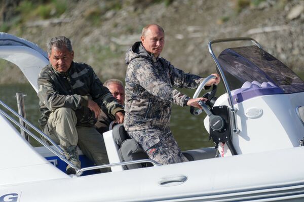 Tổng thống Nga Vladimir Putin (phải) và Bộ trưởng Quốc phòng Nga Sergei Shoigu (trái) trong chuyến thăm Khu bảo tổn sinh quyển thiên nhiên Quốc gia “Sayano-Shushenskaya”. - Sputnik Việt Nam