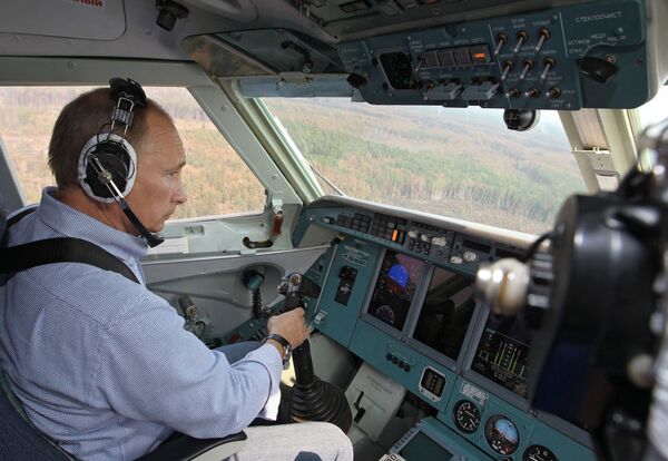 Thủ tướng Nga Vladimir Putin tham gia dập đám cháy rừng trong khu vực Ryazan từ máy bay lưỡng cư chữa cháy Be-200 - Sputnik Việt Nam