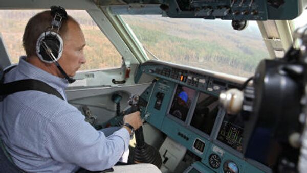 Thủ tướng Nga Vladimir Putin tham gia dập đám cháy rừng trong khu vực Ryazan từ máy bay lưỡng cư chữa cháy Be-200 - Sputnik Việt Nam