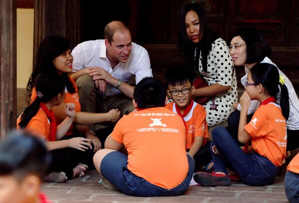 Hoàng tử William nói chuyện với học sinh của một trường phổ thông địa phương ở Hà Nội - Sputnik Việt Nam