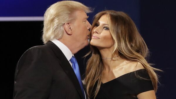 Кандидат в президенты США Дональд Трамп целует свою жену Меланью Трамп - Sputnik Việt Nam