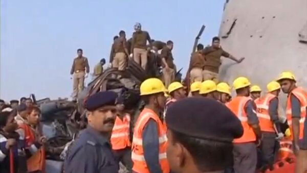 Rescuers and people gather at the site where a train derailed in Kanpur, in India's northern state of Uttar Pradesh, in this still image taken from video November 20, 2016. - Sputnik Việt Nam