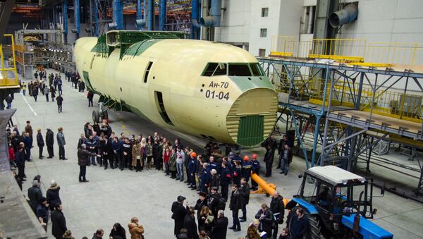 Презентация первого экземпляра военно-транспортного самолета Ан-70 производства украинского завода Антонов - Sputnik Việt Nam