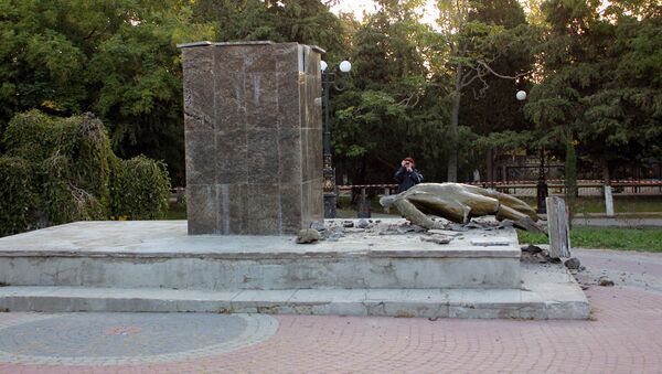Những kẻ lạ mặt đã phá đổ tượng đài Vladimir Lenin ở thành phố Sudak, bán đảo Crưm - Sputnik Việt Nam