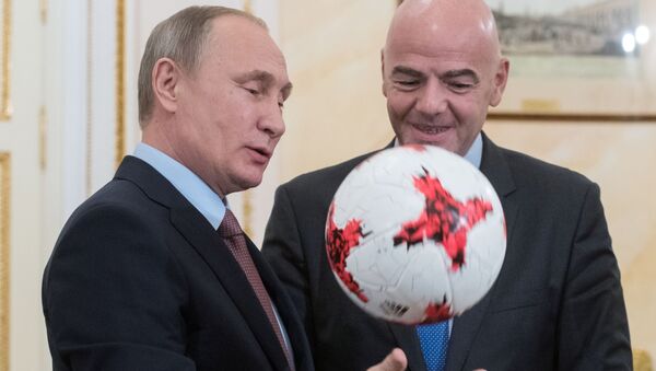 Chủ tịch FIFA Gianni Infantino trong cuộc họp với nhà lãnh đạo Nga Vladimir Putin đã tặng ông quả bóng Krasava sẽ được sử dụng tại Confederations Cup năm 2017,  sẽ được tổ chức tại Nga. - Sputnik Việt Nam