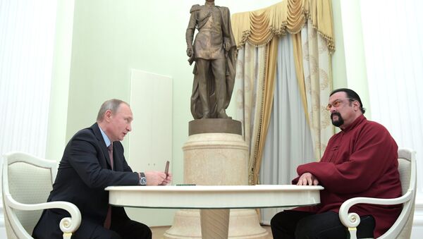 Tổng thống Putin trao hộ chiếu Nga cho Steven Seagal - Sputnik Việt Nam
