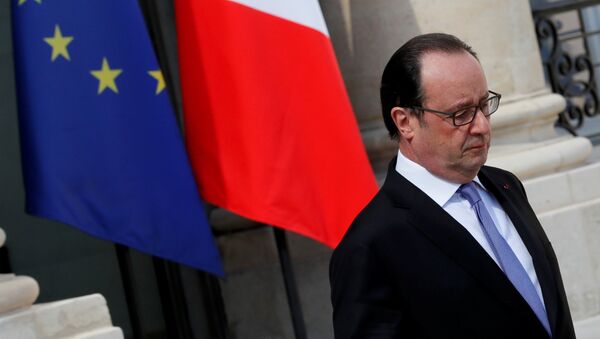 French President Francois Hollande leaves the Elysee Palace in Paris, France, July 15, 2016, after attending an emergency defence meeting the day after the Bastille Day truck attack in Nice. - Sputnik Việt Nam