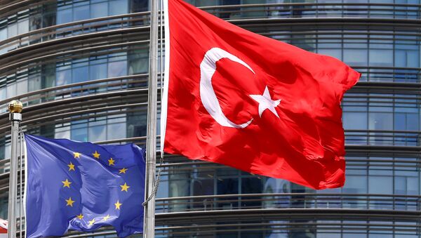 A European Union (L) and Turkish flag fly outside a hotel in Istanbul, Turkey, May 4, 2016. - Sputnik Việt Nam