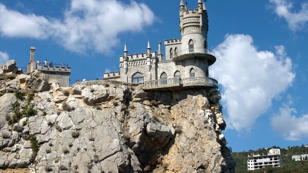 Замок Ласточкино гнездо на береговой скале в поселке Гаспра в Крым - Sputnik Việt Nam