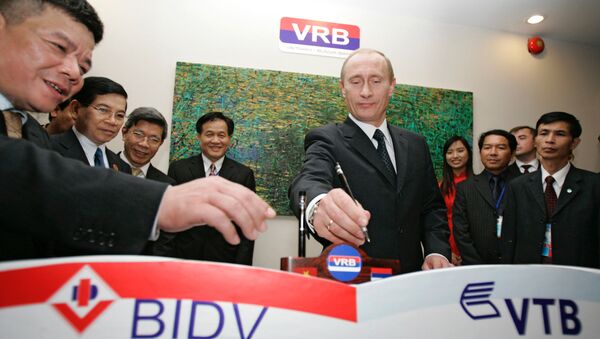 10 năm trước đây tại Hà Nội, ông Vladimir Putin và ông Nguyễn Minh Triết chính thức khai trương Ngân hàng Liên doanh Việt - Nga (VRB). - Sputnik Việt Nam