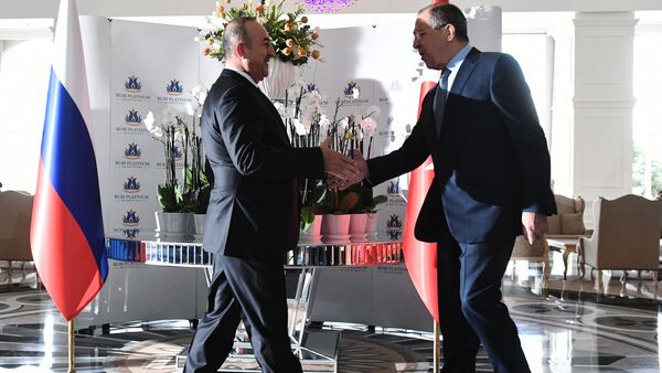 Ngoại trưởng Nga Sergei Lavrov (phải) và Ngoại trưởng Thổ Nhĩ Kỳ Mevlut Cavusoglu, trong một cuộc họp tại Thổ Nhĩ Kỳ. - Sputnik Việt Nam